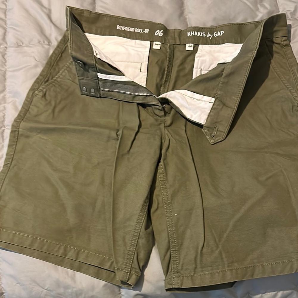 GAP boyfriend Olive Shorts